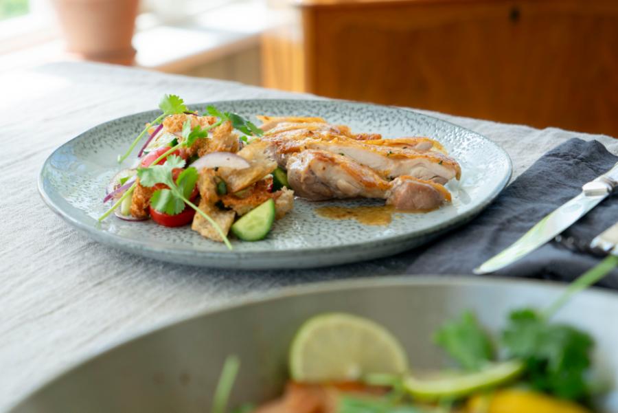 Sprø, skinnstekt kylling med lime- og maplesjy & panzanellasalat